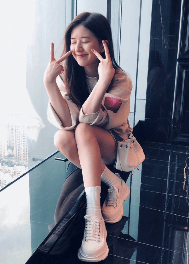 2023春夏时尚,95后小花赵露思,穿得甜美活力,元气感满满