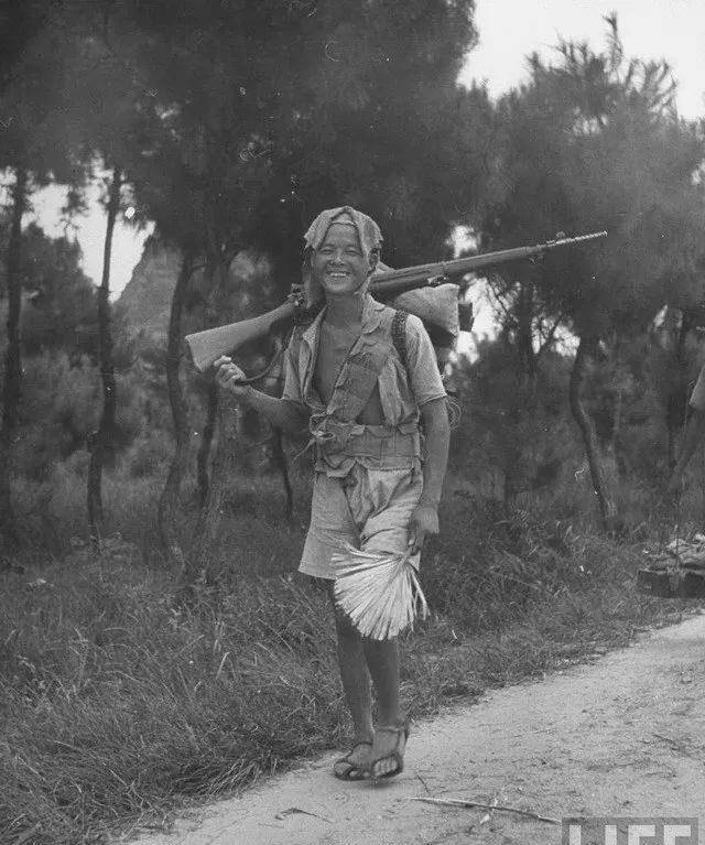 1945年8月,刚刚光复的桂林:整个城市只剩下断壁残垣_中国军队_步兵