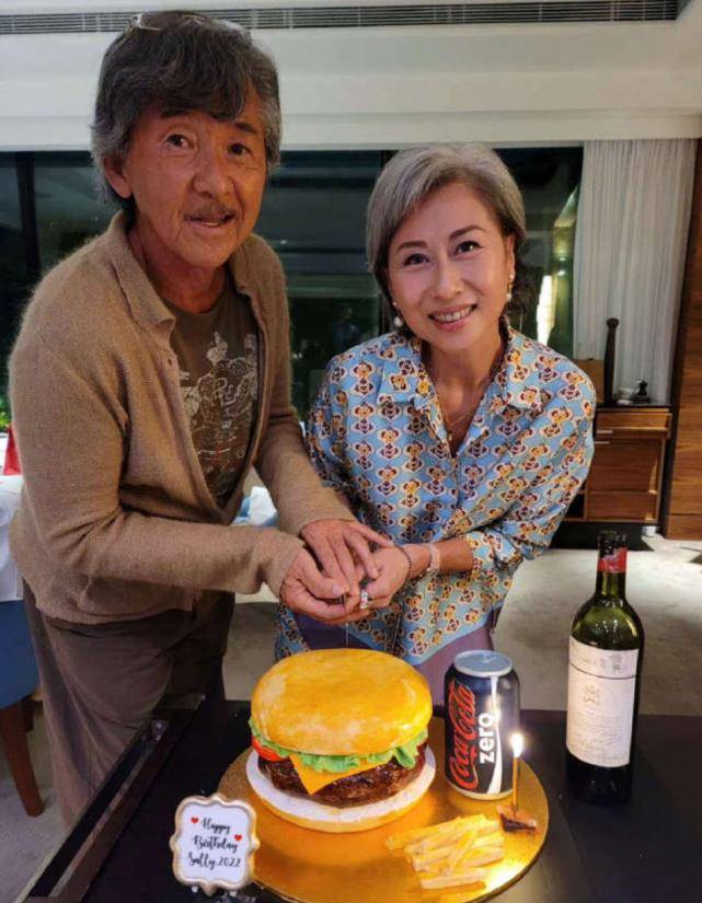 林子祥和叶倩文与儿子林德信共进晚餐,为儿子庆生,一家人很温馨_节目