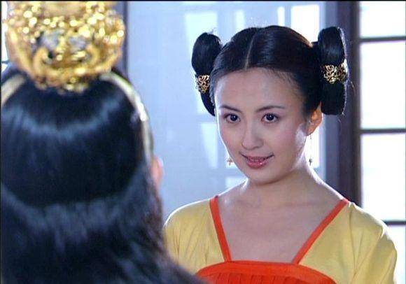 其实杨童舒并没有局限在自己的戏路中,反倒是在《至尊红颜》中出演了