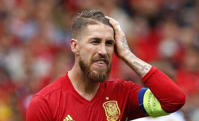 但为了适应比赛环境,拉莫斯留起了寸头也蓄起了胡子,形象非常的凶悍