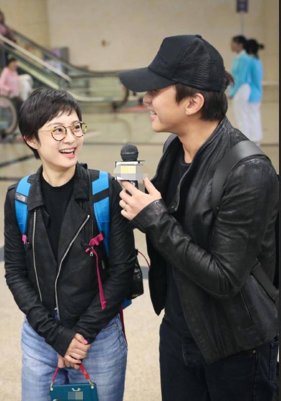 孙俪邓超现厦门,37岁孙俪戴眼镜背双肩包嫩成中学生,邓超像爸爸_黑色