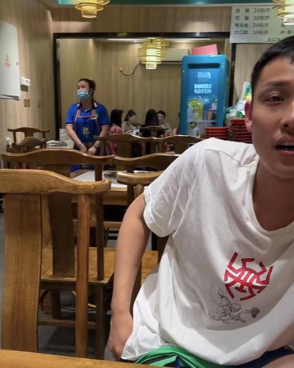 1月12日晚,有网友在成都某苍蝇馆子吃饭,遇到其国民老公王思聪带着多