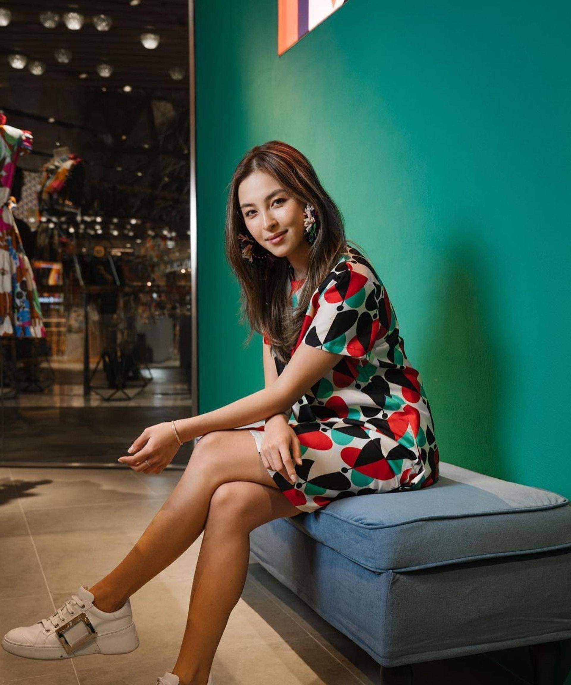 她离异两次,单亲把女儿养大,朋友圈皆是名人,女儿颜值靓过妈妈_希拉里