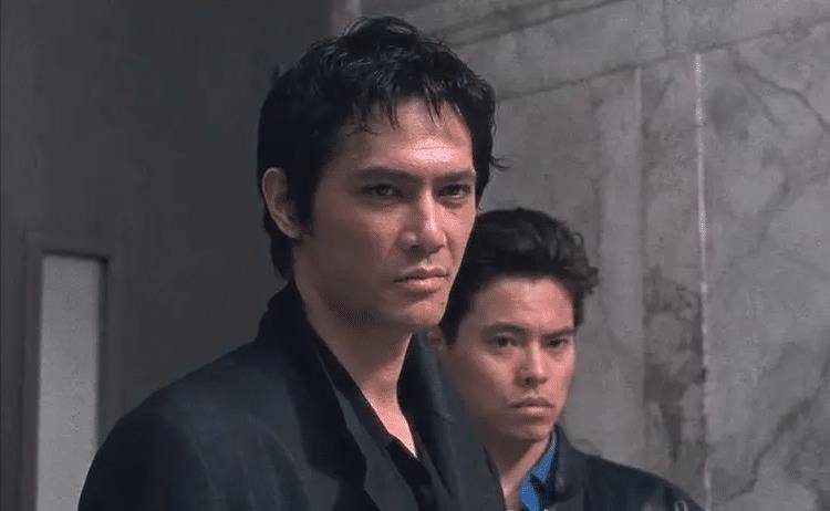 在电影中,北野武扮演的盲人座头市随身携带一根形似拐棍的木棍,木棍从