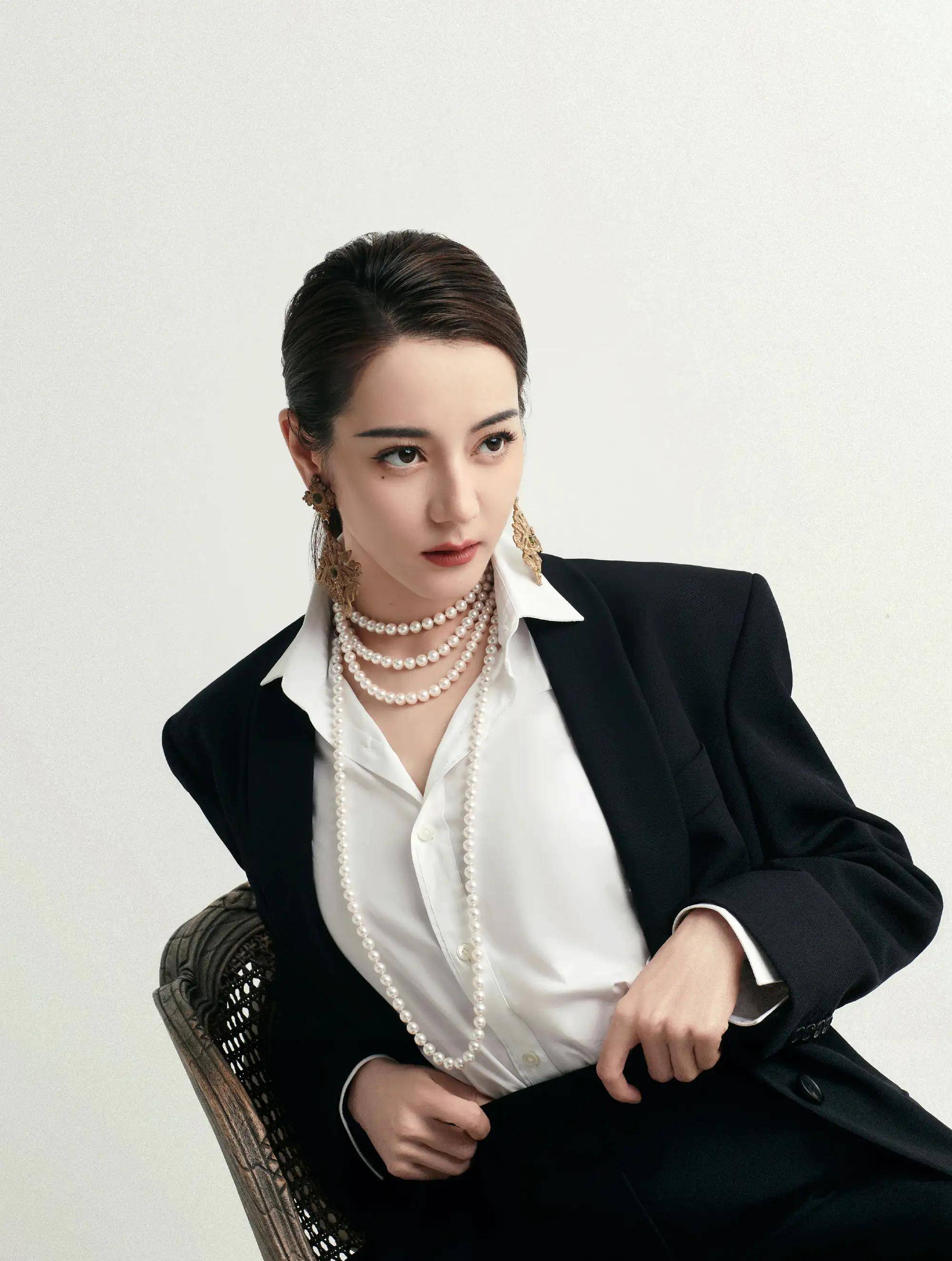 迪丽热巴生日大片,经典黑色西装加白衬衫又美又飒,御姐范十足_未来的