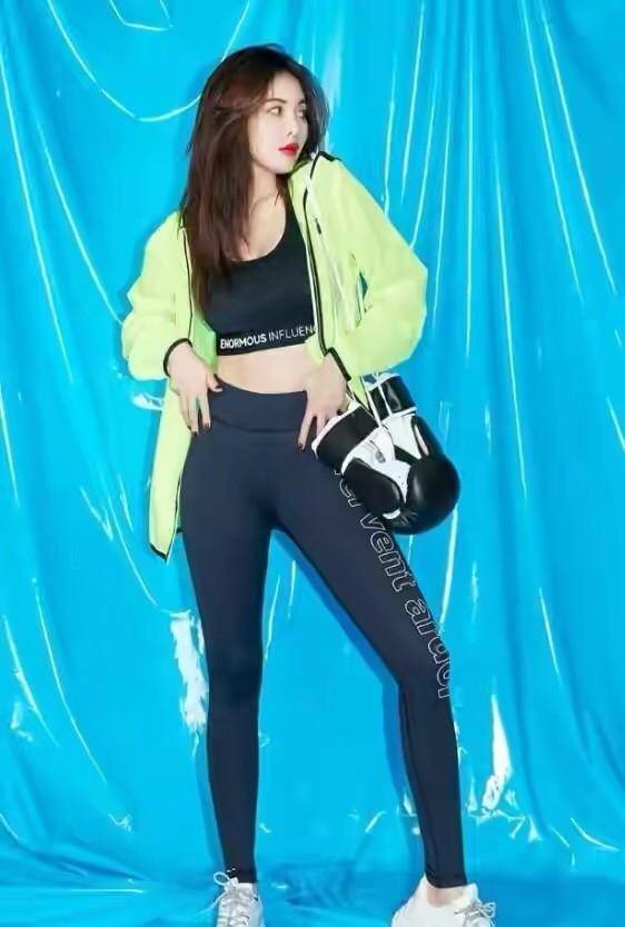 为什么女明星都爱穿"无痕裤",真的时髦吗?还是适合最新的