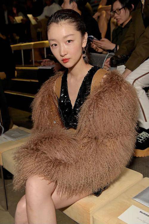 周冬雨身材长相不佳?光头说剃就剃,上维密当代言,半裸拍写真!