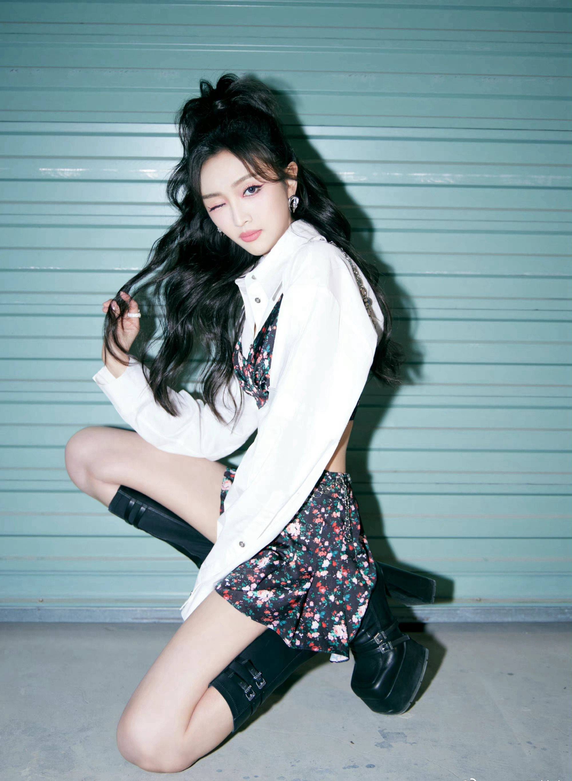 吴宣仪长靴美腿性感写真_评价_网友_吐槽