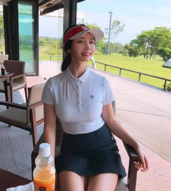 高尔夫球女神,白衬衣尽显清新气质,甜美笑容很倾城_动作_美女_跪姿