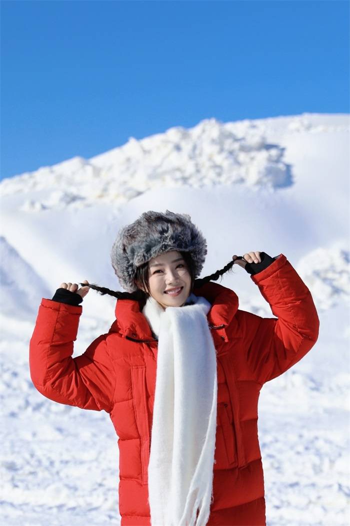 饰演女一号韩梅梅的演员崔真真,以东道主的身份,迎接远道而来的同学们