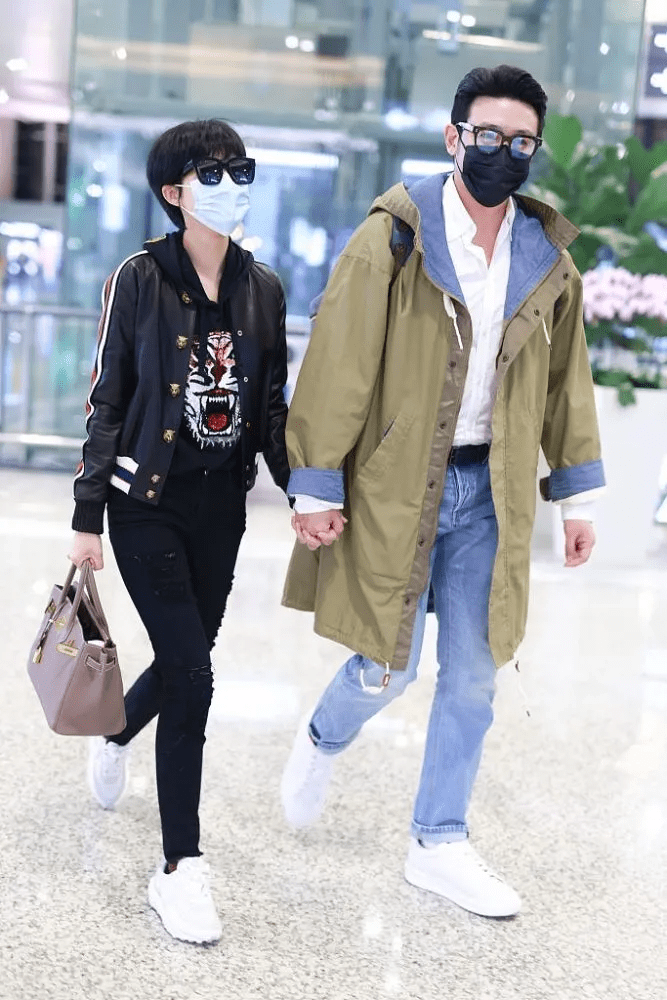 陆毅鲍蕾罕见亮相活动,鲍蕾打扮少女瘦脱相,陆毅西装造型像弟弟_黑色