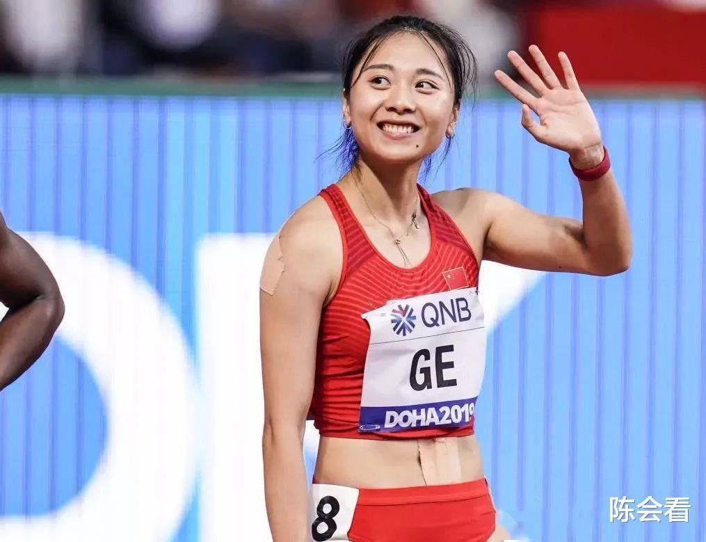 中国最美女飞人葛曼棋,百米全程吊打黑人选手,好样的