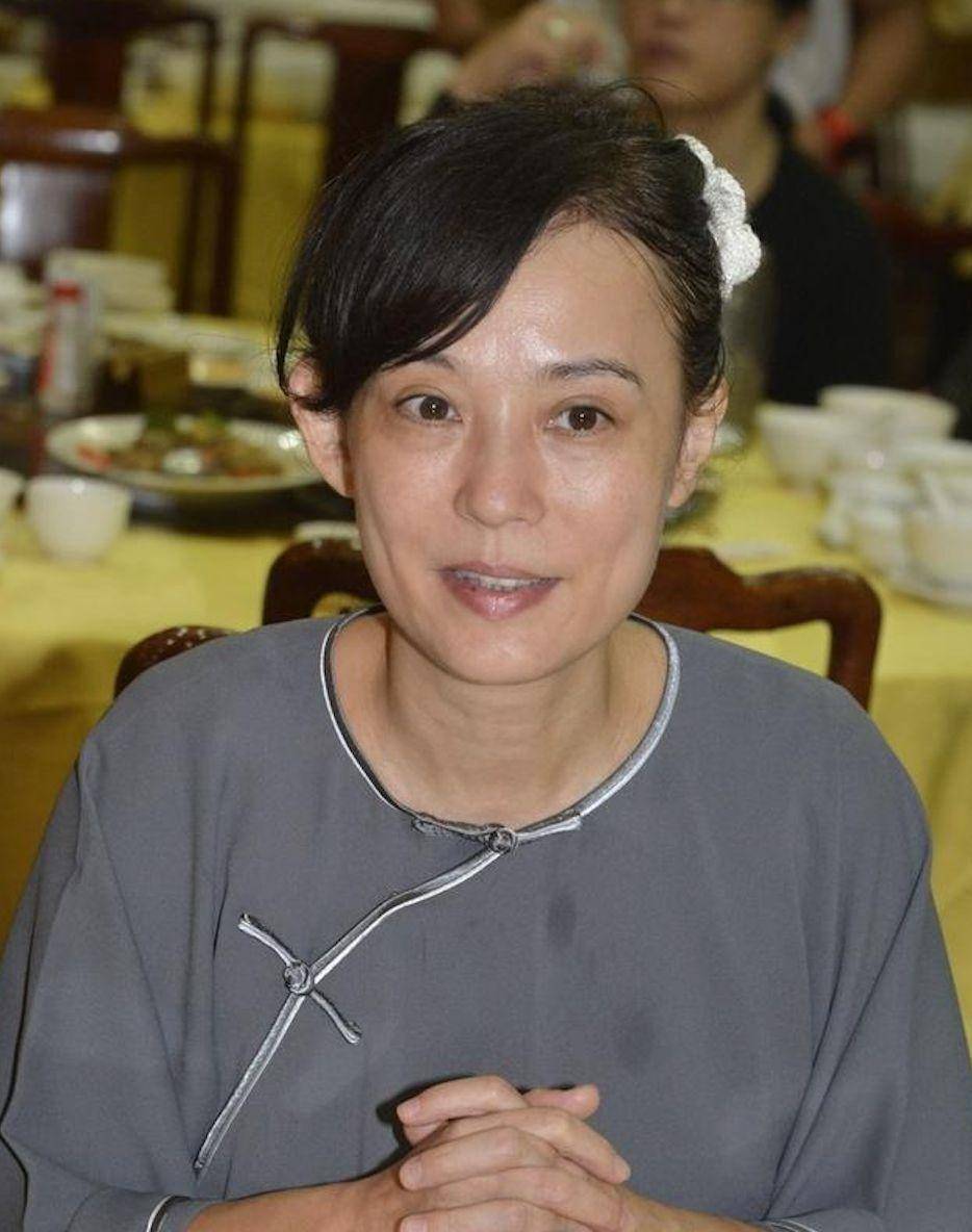 "黑丝尼姑"施志定修行期间结过两次婚,挪用巨额资金买豪宅_香港_翁