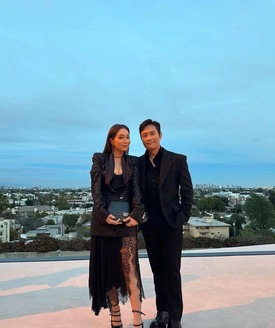 顶级明星夫妇不落俗套亮相时装秀_李秉宪_李珉廷_黑色