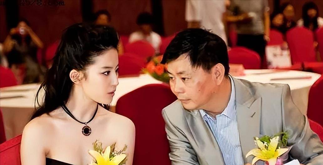 刘亦菲妈妈刘晓莉:两婚两离,至今单身,比女儿还漂亮_安少康_教育_身体