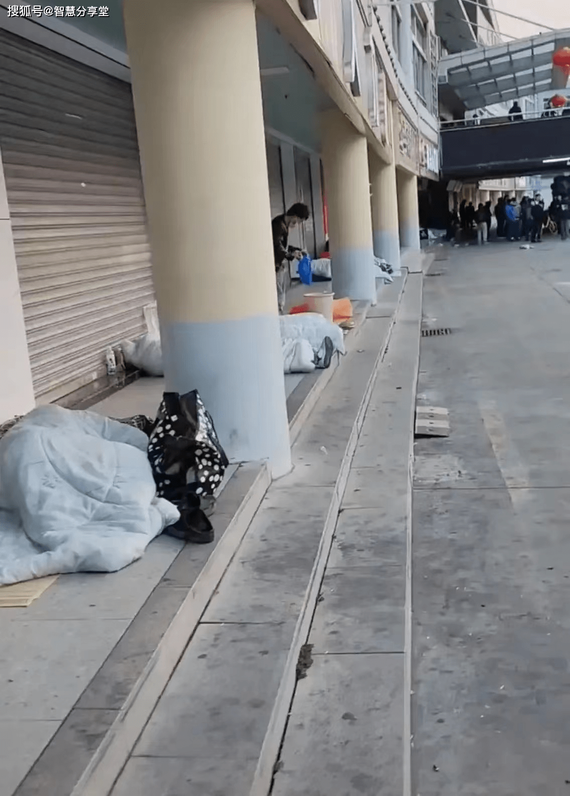 在东莞消失十多年的流浪汉如今又重新出现了_政府_失业工人_城市