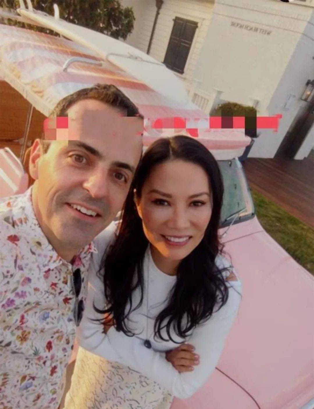 邓文迪游泳被拍身材臃肿就是老大婶找的男友个个都是小鲜肉