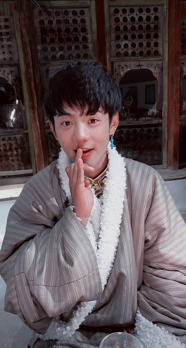 穿牛仔黑成非洲人,过完生日成顶流_颜色_效果_荧光粉