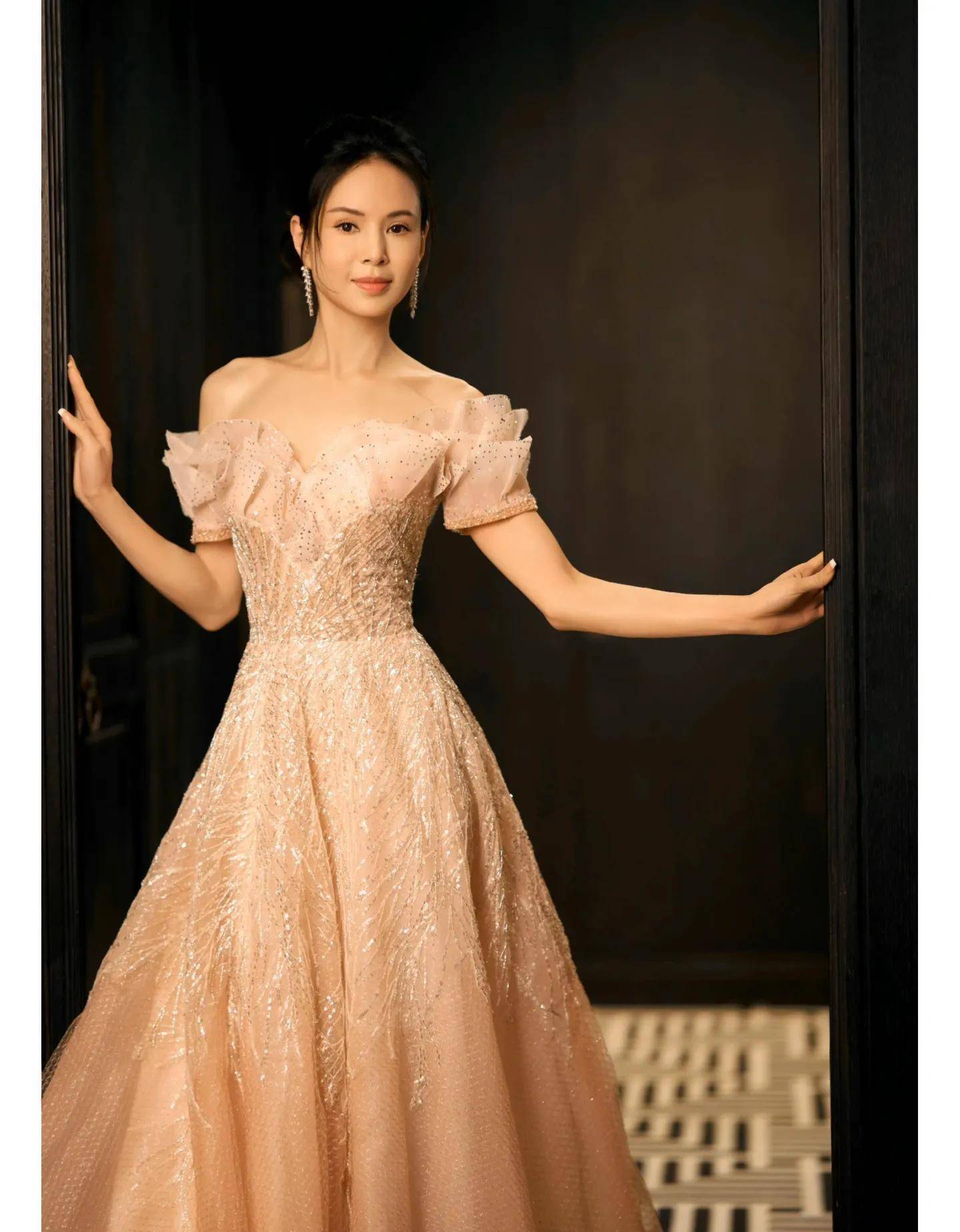 李若彤‖粉红色抹胸裙像少女,难以想象她已经56岁了_小龙女_版本_感觉