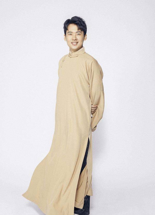 郭麒麟穿羽绒服搀扶醉酒女友,当街亲吻真大胆_造型_休闲_效果