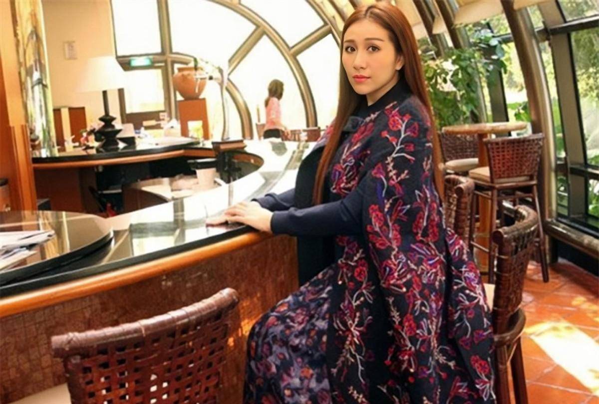 2019年,何鸿燊"倒贴"14亿把女儿嫁给东北小伙,如今她过得怎样_何超盈