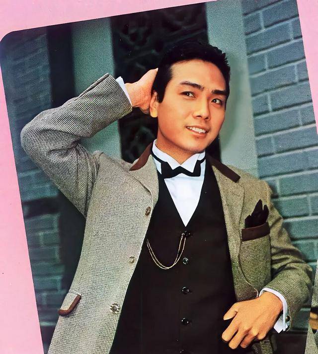 看看伍卫国多年前的老照片,伍卫国好帅啊!_网友_瞳孔_话剧