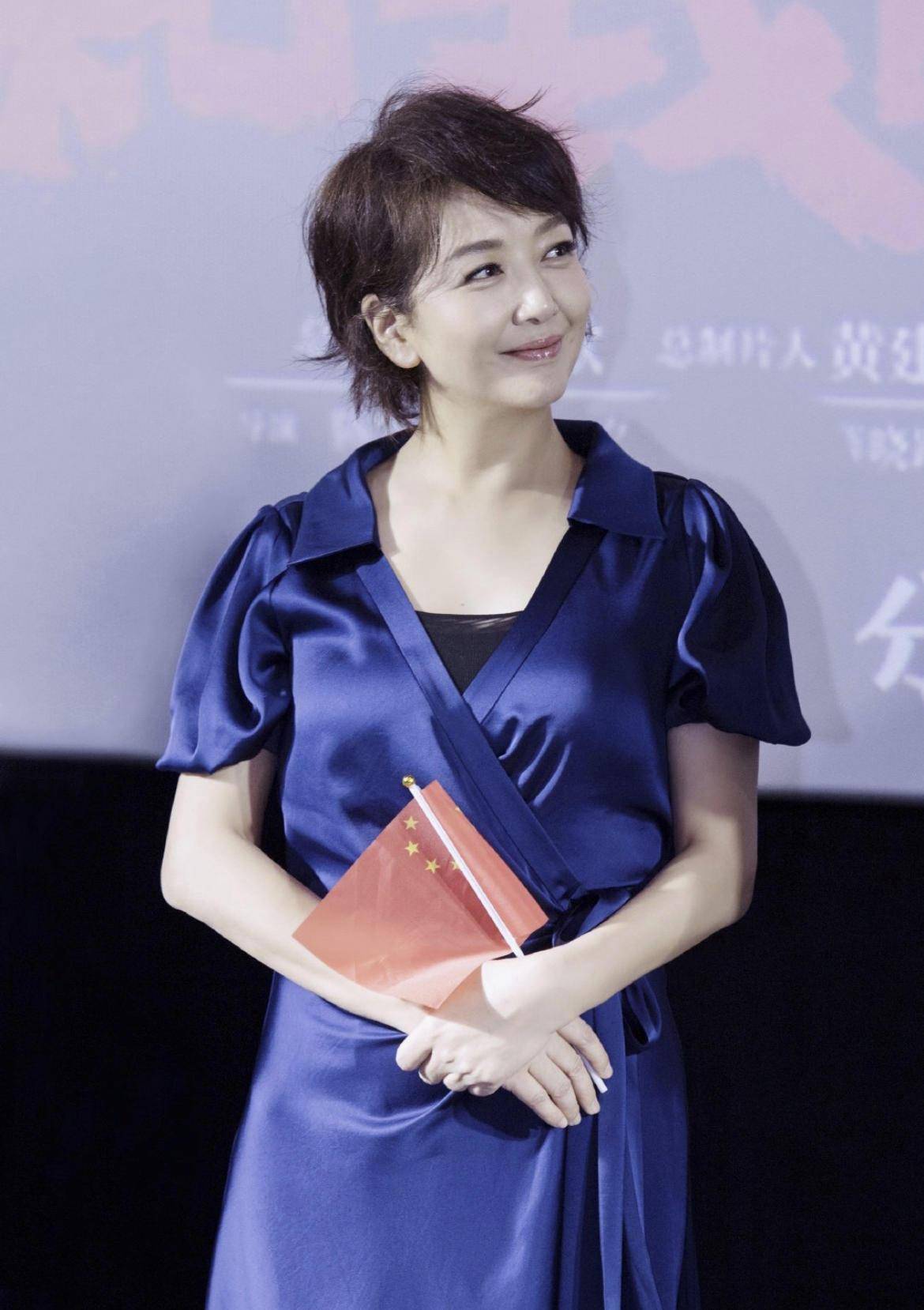 江珊穿衣从不复杂,富态身材穿深v领连衣裙,曲线凹凸有致好吸睛_时尚