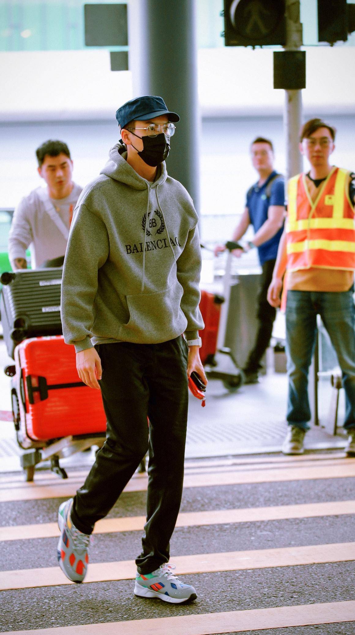 陈伟霆的贴身服大多不一般,经常在机场看到他身穿各式各样的卫衣.