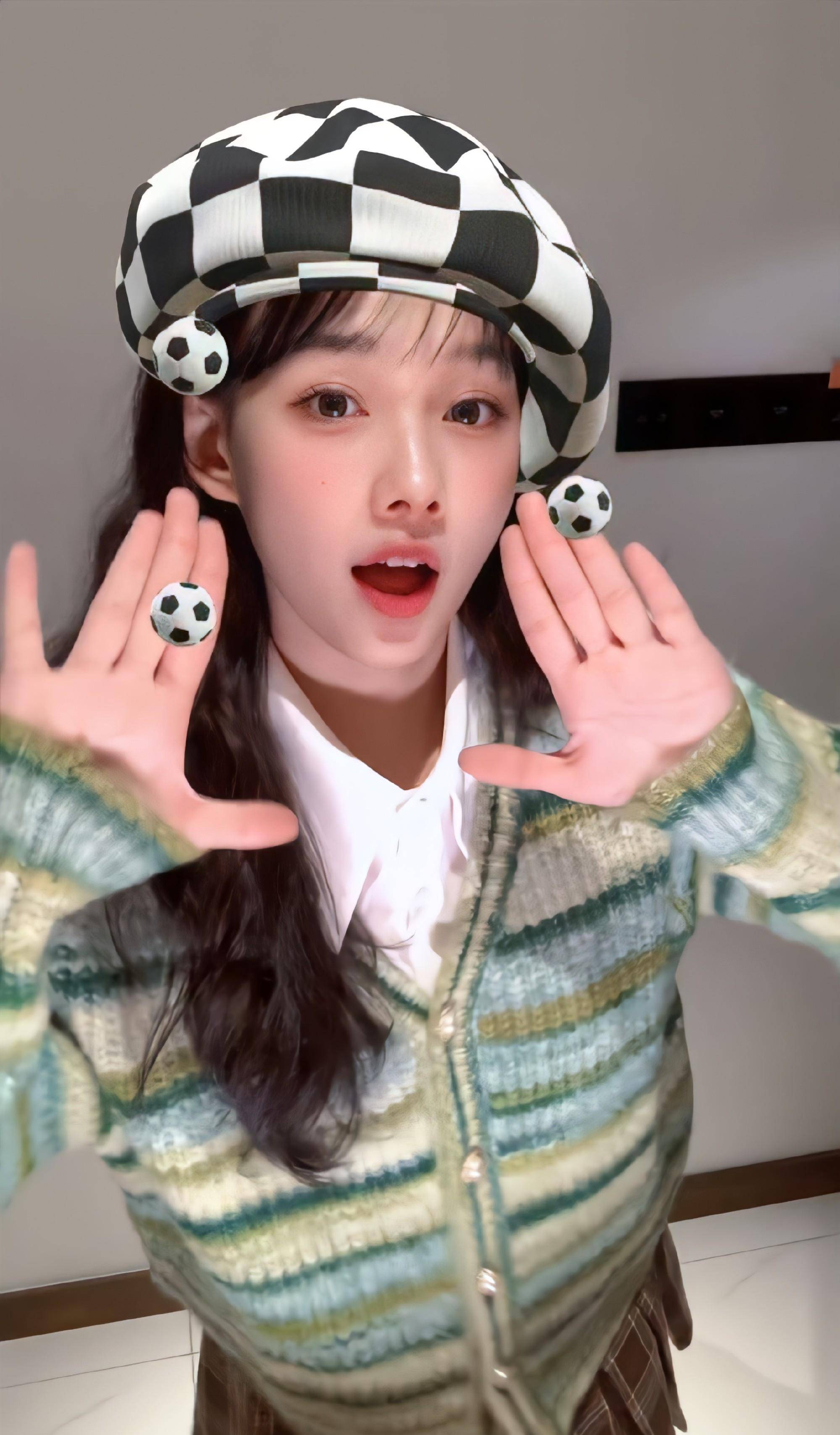 女明星足球宝贝:鲁照华宝贝造型青春靓丽,活力四射_足球赛_视频_运动