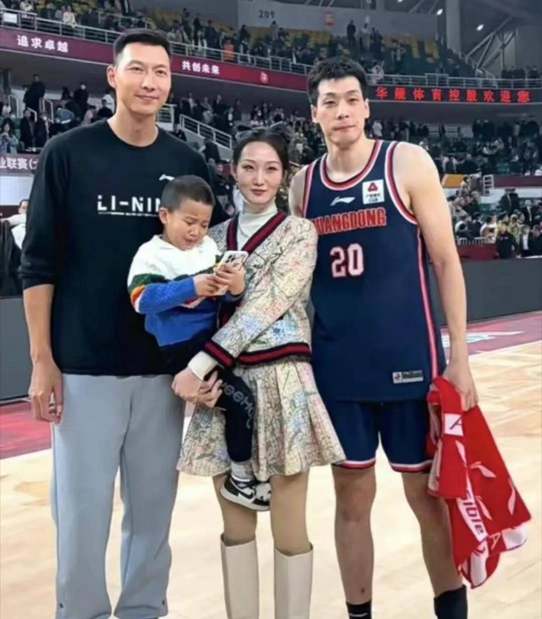 赛后应邀与任骏飞夫妇合影 又被山西啦啦队美女包围_比赛_易建联_广东