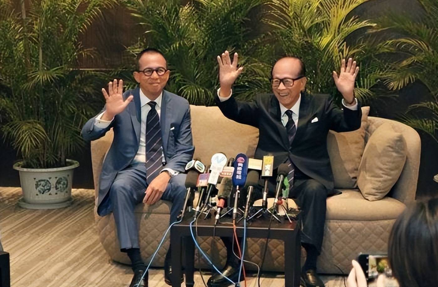 李泽楷公司去年亏近百亿,还一直上市未果,李嘉诚拿出几十亿输血