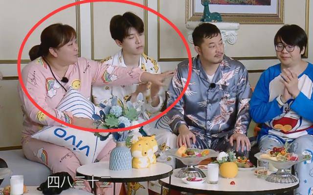 范丞丞一个踉跄摔贾玲怀里,看他手摁哪了,孩子你可才21啊_时候_嘉宾