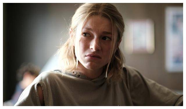 亨特·莎弗出席《名利场》派对,一根白色羽毛挡胸,时尚太超前_网友