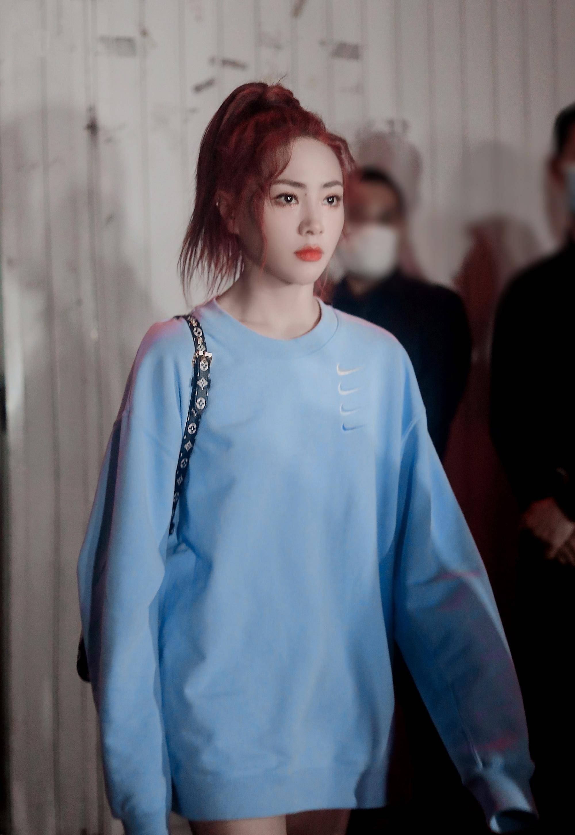 红发双马尾的谢可寅像卡通少女一样华丽可爱,让人羡慕_身材_毛线帽