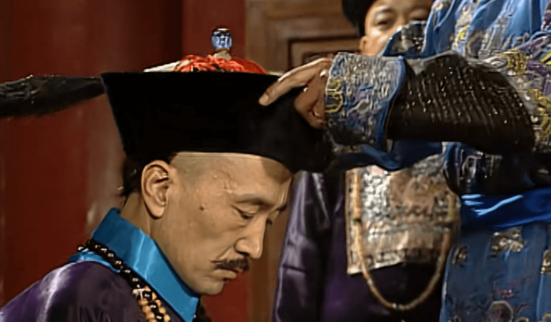 繁重的工作也压的他背部弯曲,才有了"罗锅"一个称谓,这个称谓并不是