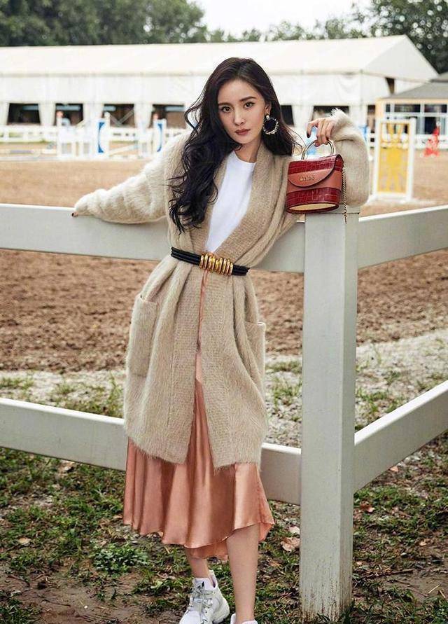 秋冬如何穿"裙子"?让杨幂教你四种穿法,时髦又显瘦又保暖.