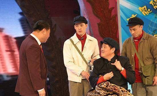 在电视剧即将杀青前的一次晚宴上,王小虎向赵本山敬酒说:"我很羡慕