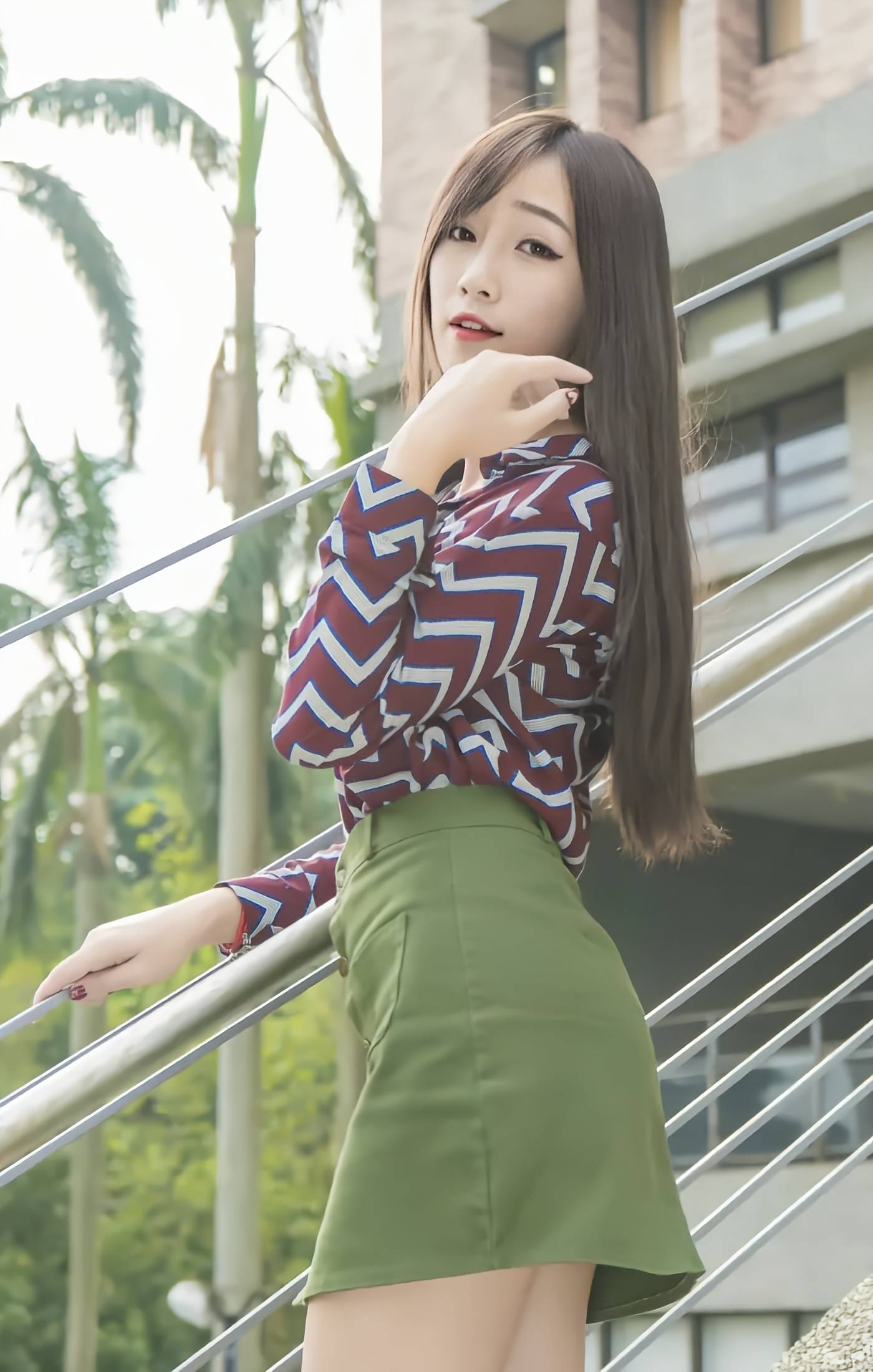 时尚搭配:w条纹衬衫,让人一眼就爱上它的气质,整套搭配ol知性范儿十足