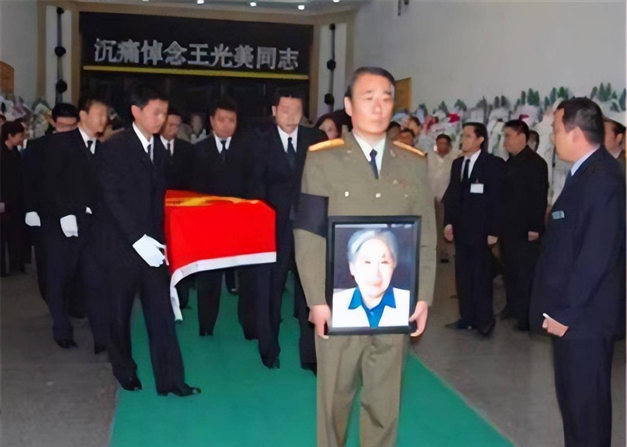2006年王光美追悼会细节:刘源手捧遗像,2位特殊客人失声痛哭_刘少奇