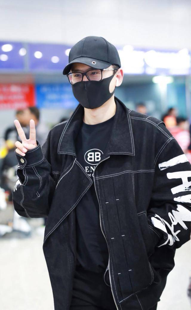 张杰全副武装现身机场比剪刀手俏皮卖萌当了奶爸后瘦了又帅了_造型