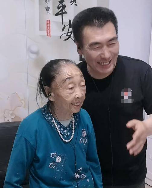 李玉成图方便,给马玉琴炒黄瓜片,蘸酱菜,网友:真能糊弄_老太太_生活