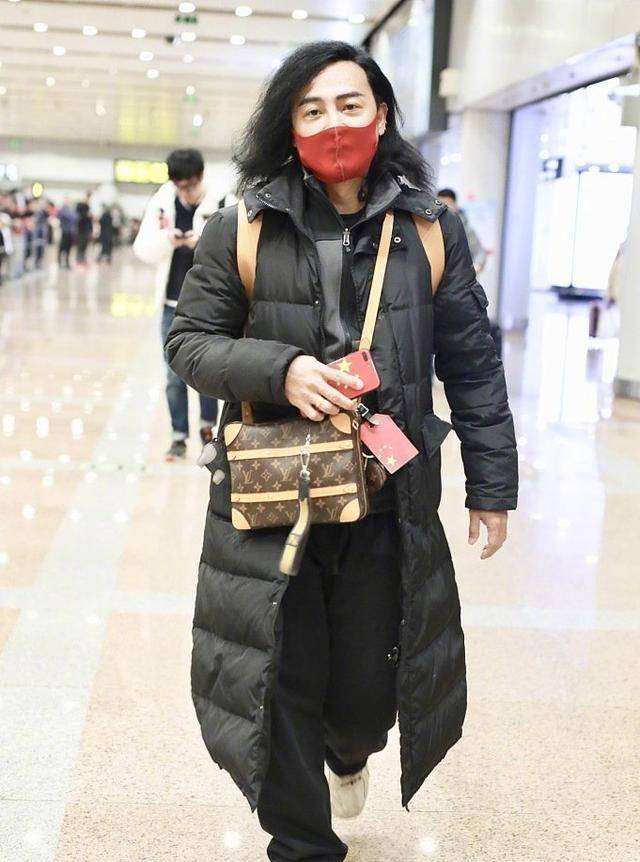 陈志朋机场外型神似犀利哥，名牌包包摊在背上，气量非常颓丧