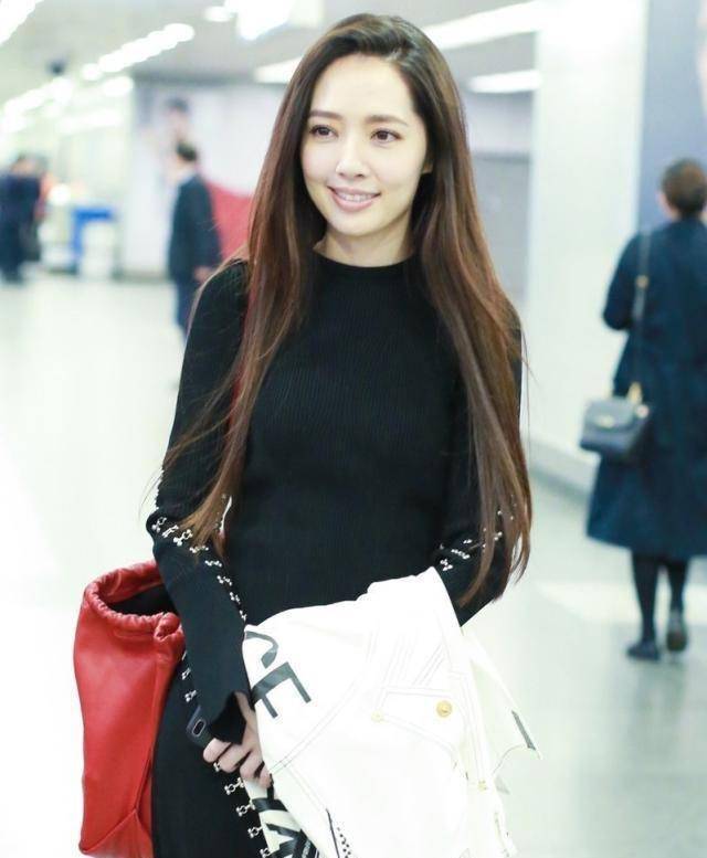 郭碧婷身材高挑,穿搭风格多样,但裙子最适合她!_感觉_白色_连衣裙