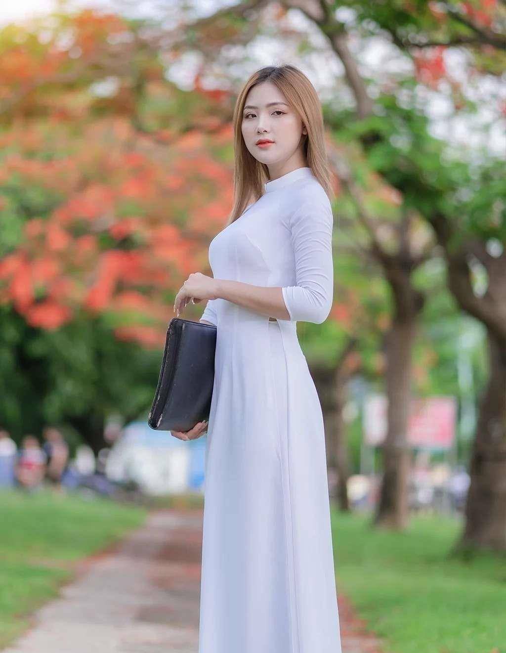越南女生,一身白色奥黛穿搭,美得清新又温婉,优雅大方魅力十足
