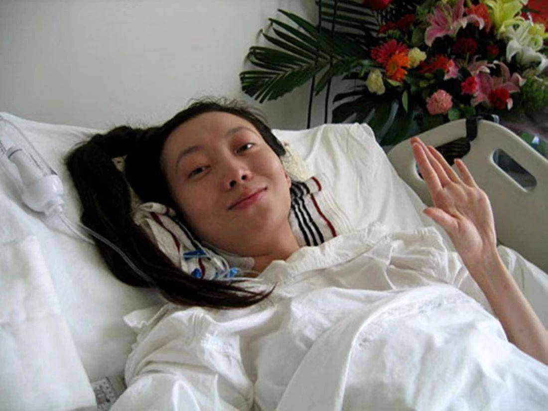 让张艺谋愧疚一生的女人,因失误高位截瘫,15年过去她还好吗_刘岩_舞台