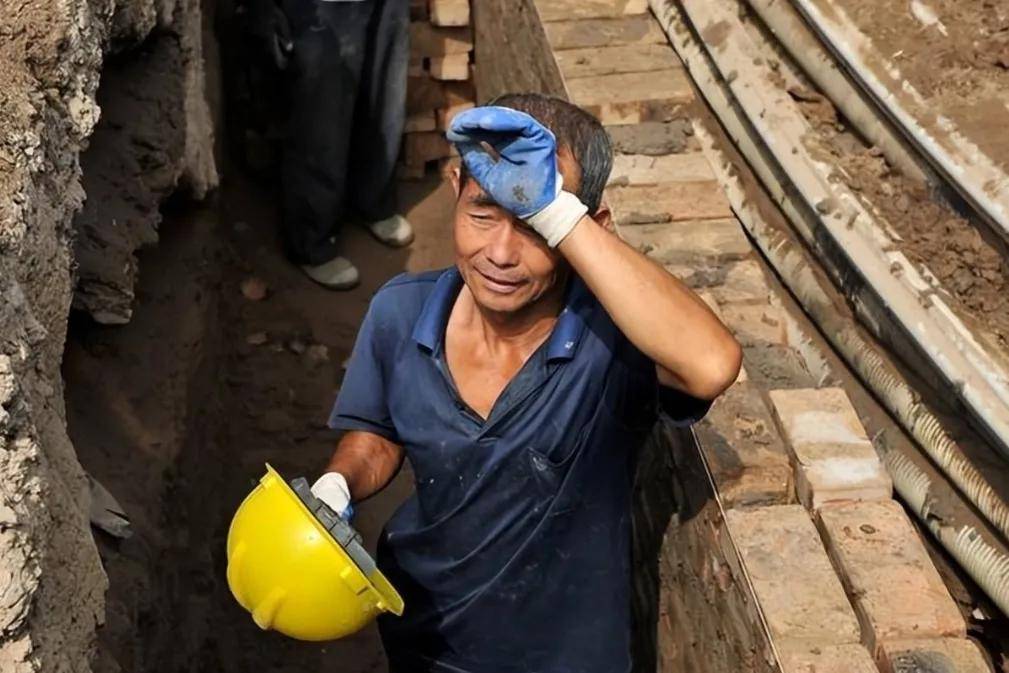 我,一个被儿子儿媳分手的,工地搬砖农村老大爷_老张_弟弟_老婆