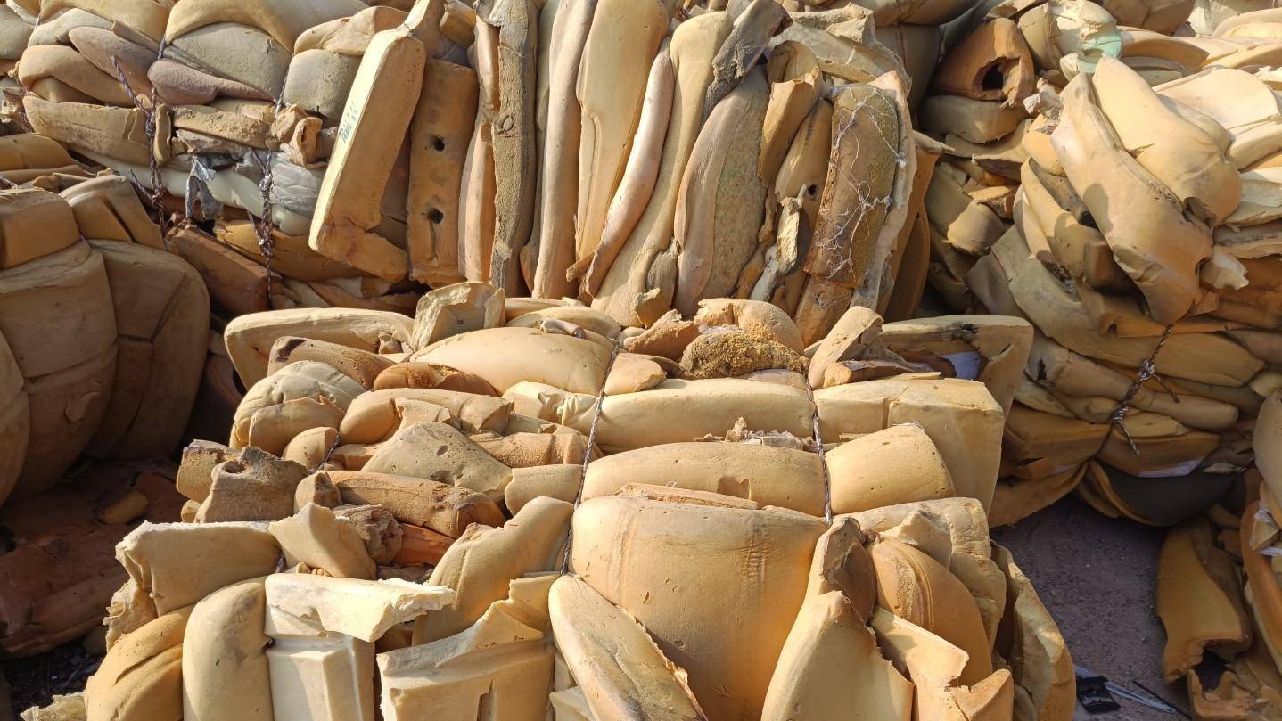 以及一些汽车座椅改装店的下脚料等等,这些渠道都是可以回收到废海绵