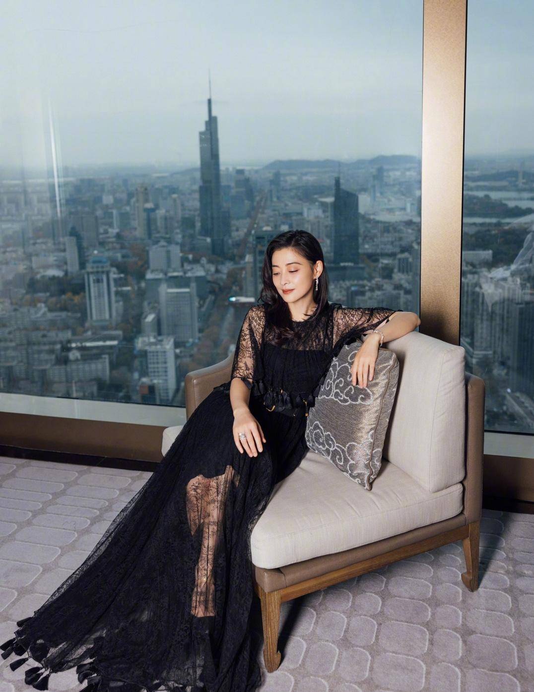 一向比较朴素低调的她,穿得正经的时候真的很好看