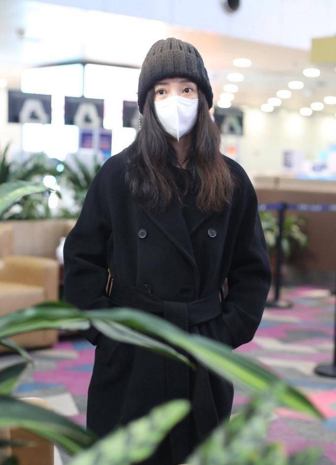 柳岩瘦了气质更好,穿黑色大衣走机场,戴针织帽时尚减龄!